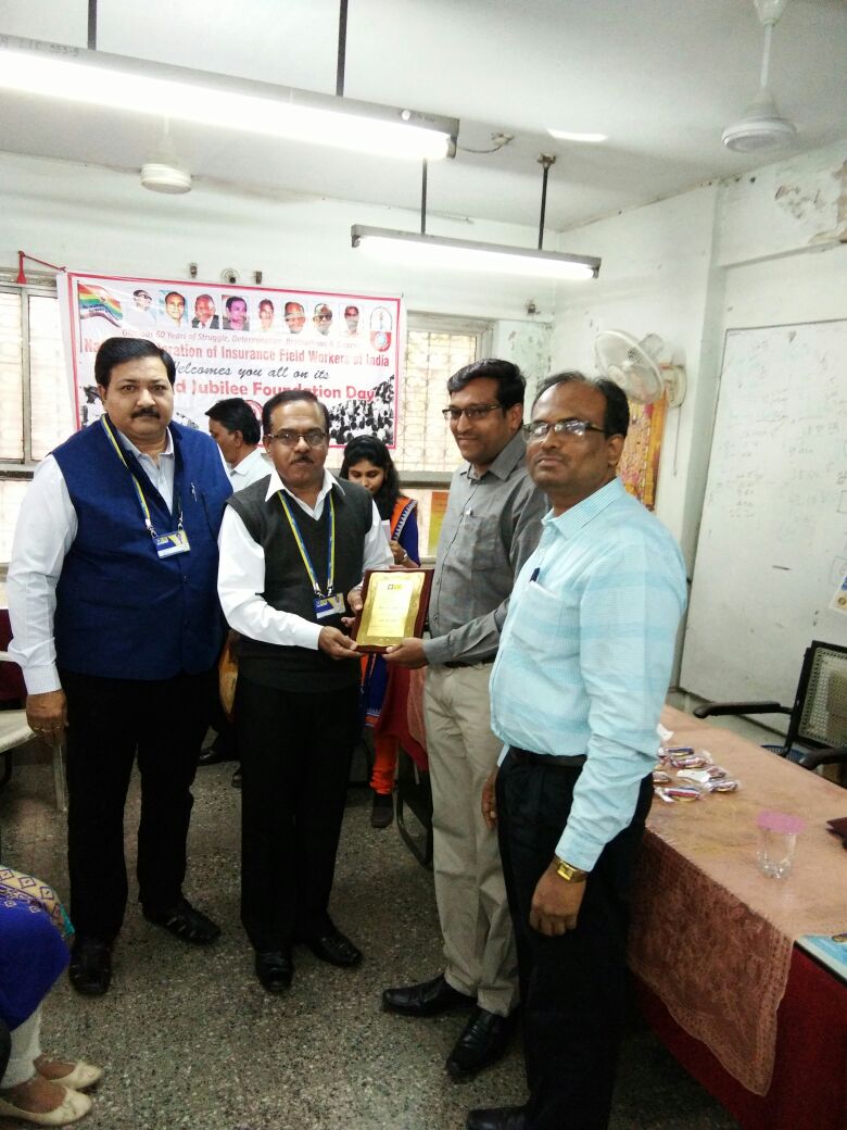 BIMA RATNA SUVARNA PATRA AWARD BY MR. DEGAONKAR SIR (SR. BM) AND ANAND DUPARGUDE SIR (SBA)